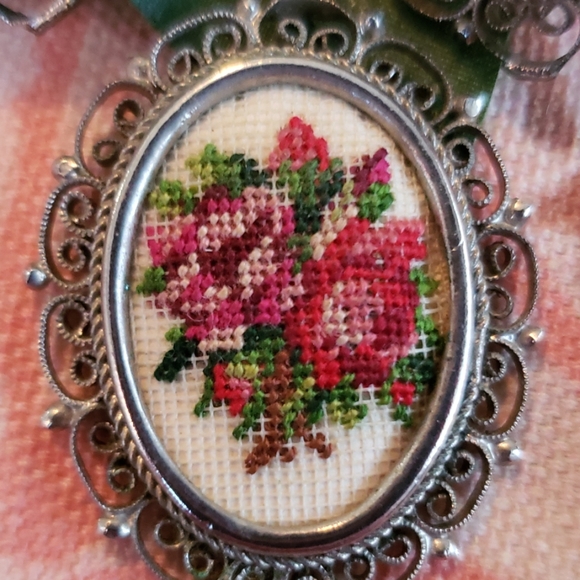 Vintage Flower Petit Point. Cross Stitch. Pretty - Picture 2 of 8